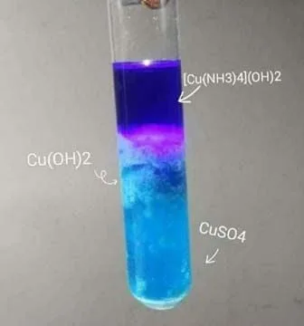 Hình ảnh ống nghiệm cho thấy kết tủa xanh lam của Cu(OH)2 và dung dịch phức chất màu xanh thẫm của Đồng(II) Amoniac