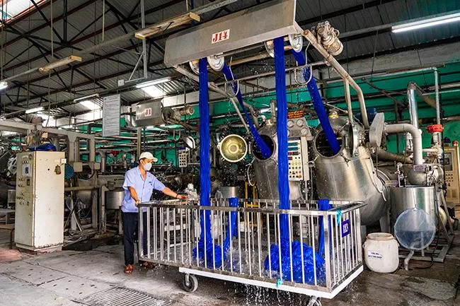 Máy nhuộm vải công nghiệp hiện đại đang vận hành tại nhà máy, minh họa ứng dụng amoniac dệt nhuộm.