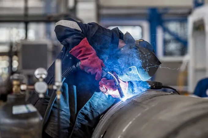 CO2 lỏng đóng vai trò khí bảo vệ trong quá trình hàn kim loại, đảm bảo chất lượng mối hàn