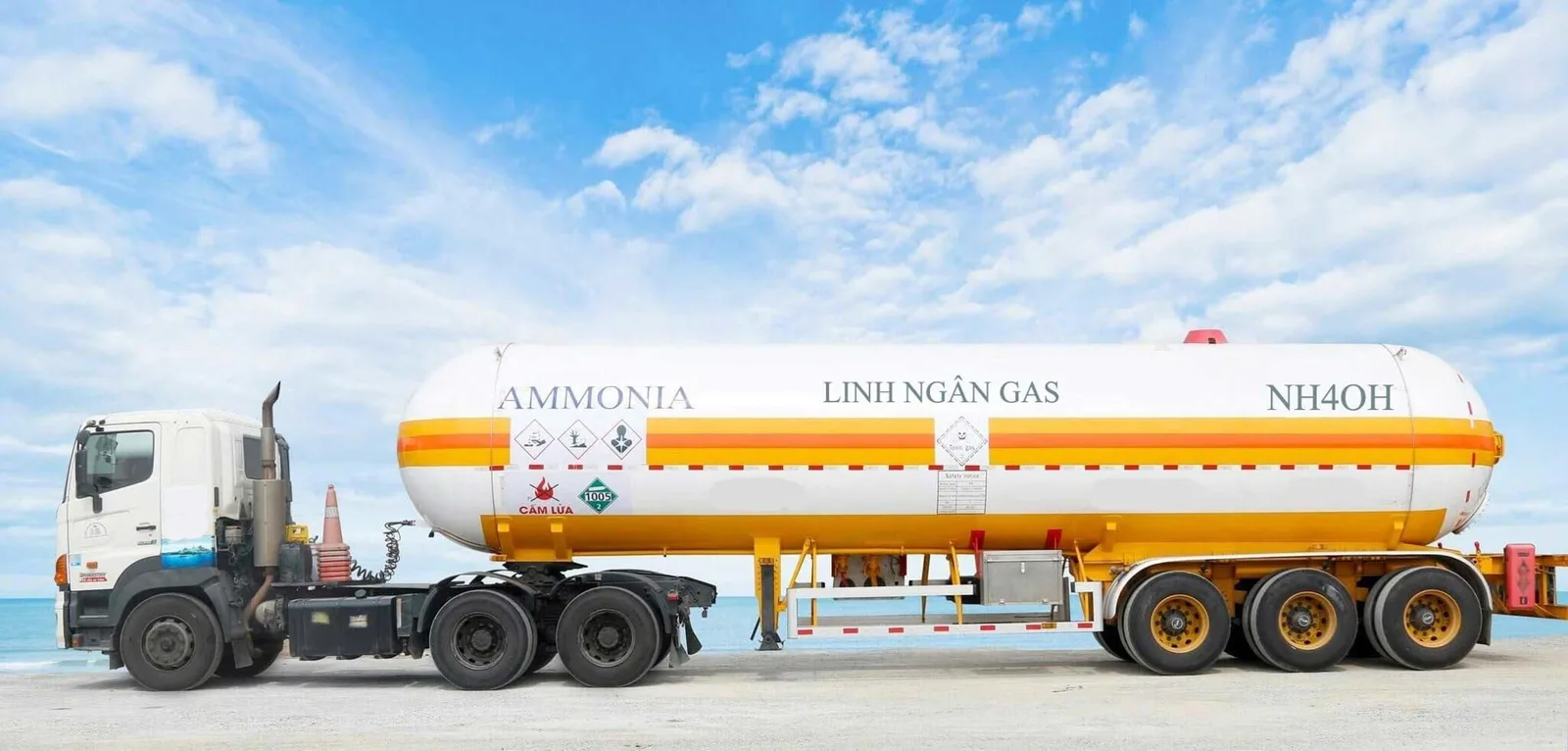 Xe bồn và xe tải vận chuyển NH4OH đúng quy cách, có biển báo nguy hiểm